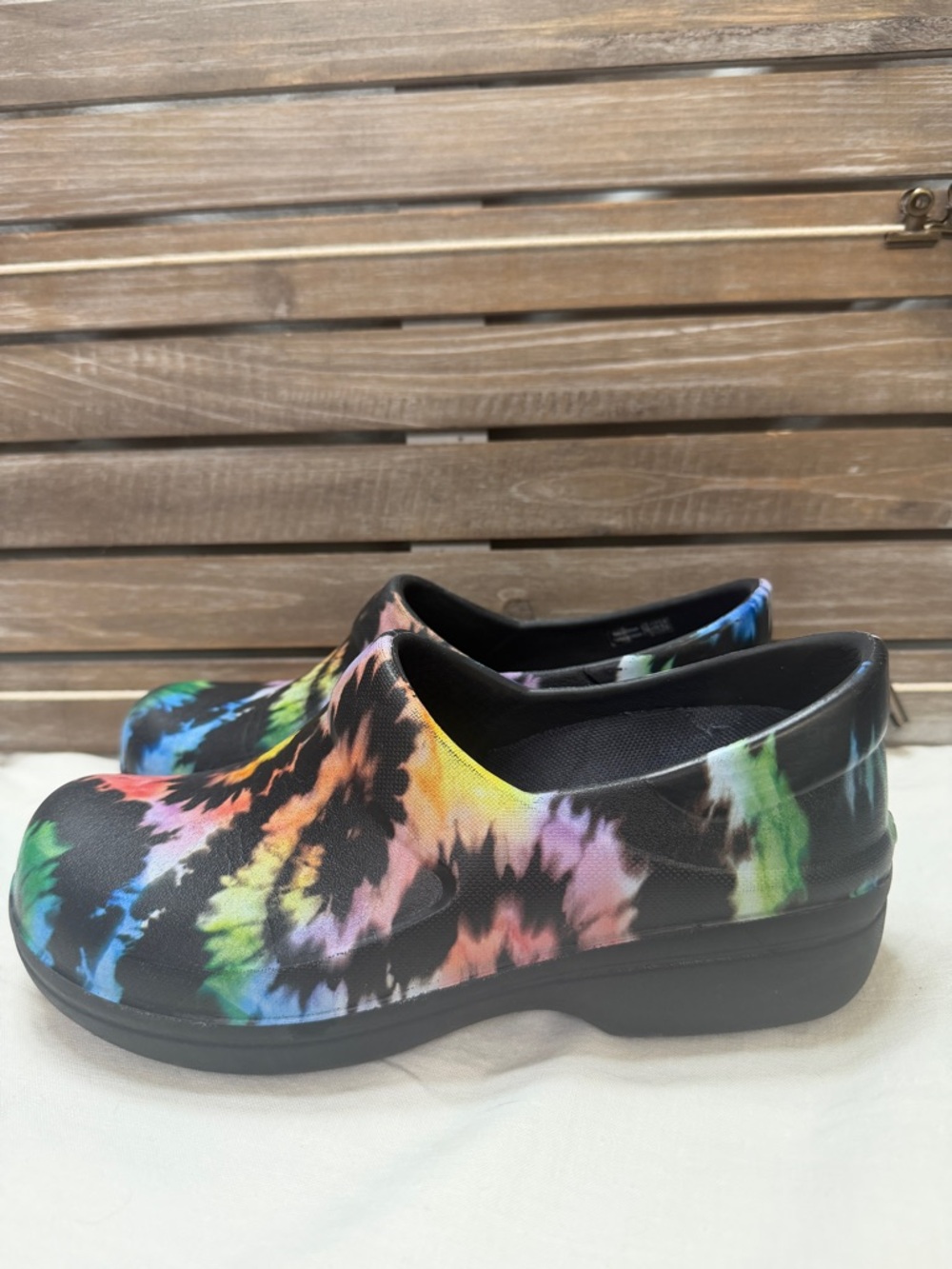 Crocs Women's Neria Pro II Graphic Clog vibrant rainbow tie-dye pattern sz 7